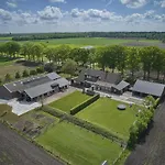 Semesterbostad De Open Schuur
